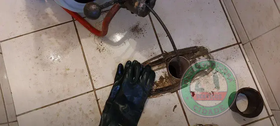 Pode jogar soda cáustica no cano de esgoto?