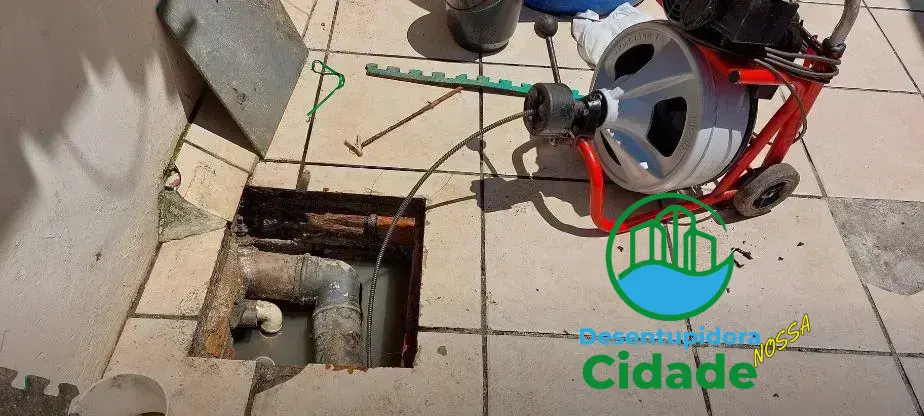Técnico realizando desentupimento de vaso sanitário em Curitiba